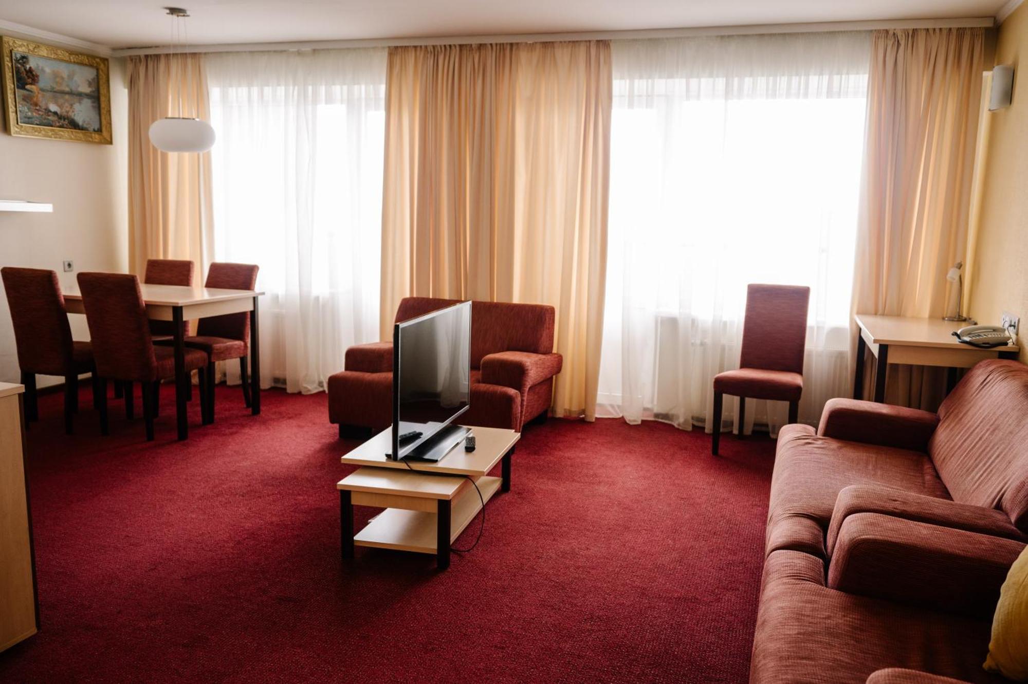 7 Days Hotel Kamyanets-Podilskyi Extérieur photo