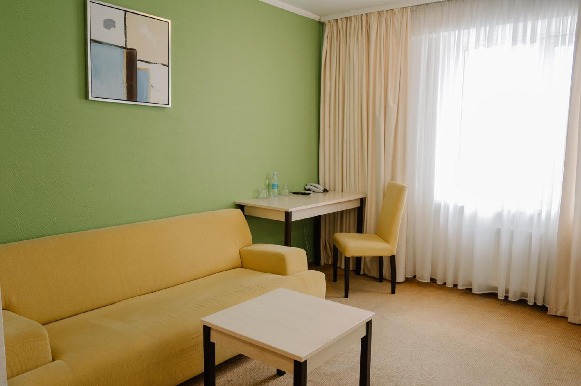 7 Days Hotel Kamyanets-Podilskyi Extérieur photo