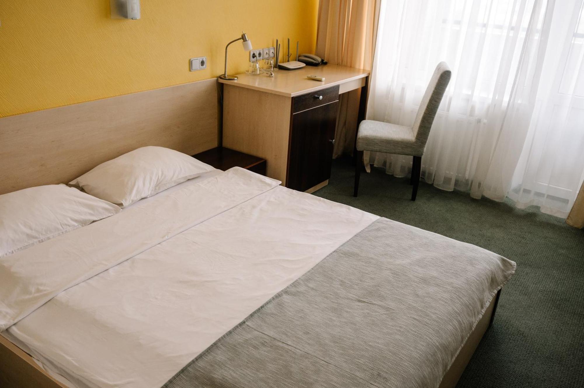 7 Days Hotel Kamyanets-Podilskyi Extérieur photo