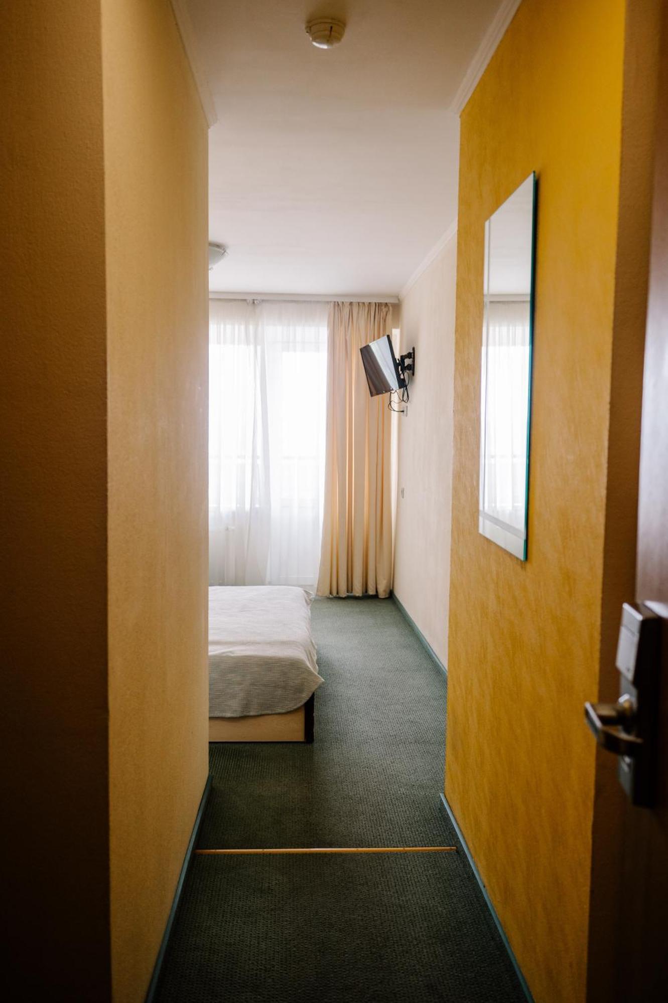7 Days Hotel Kamyanets-Podilskyi Extérieur photo